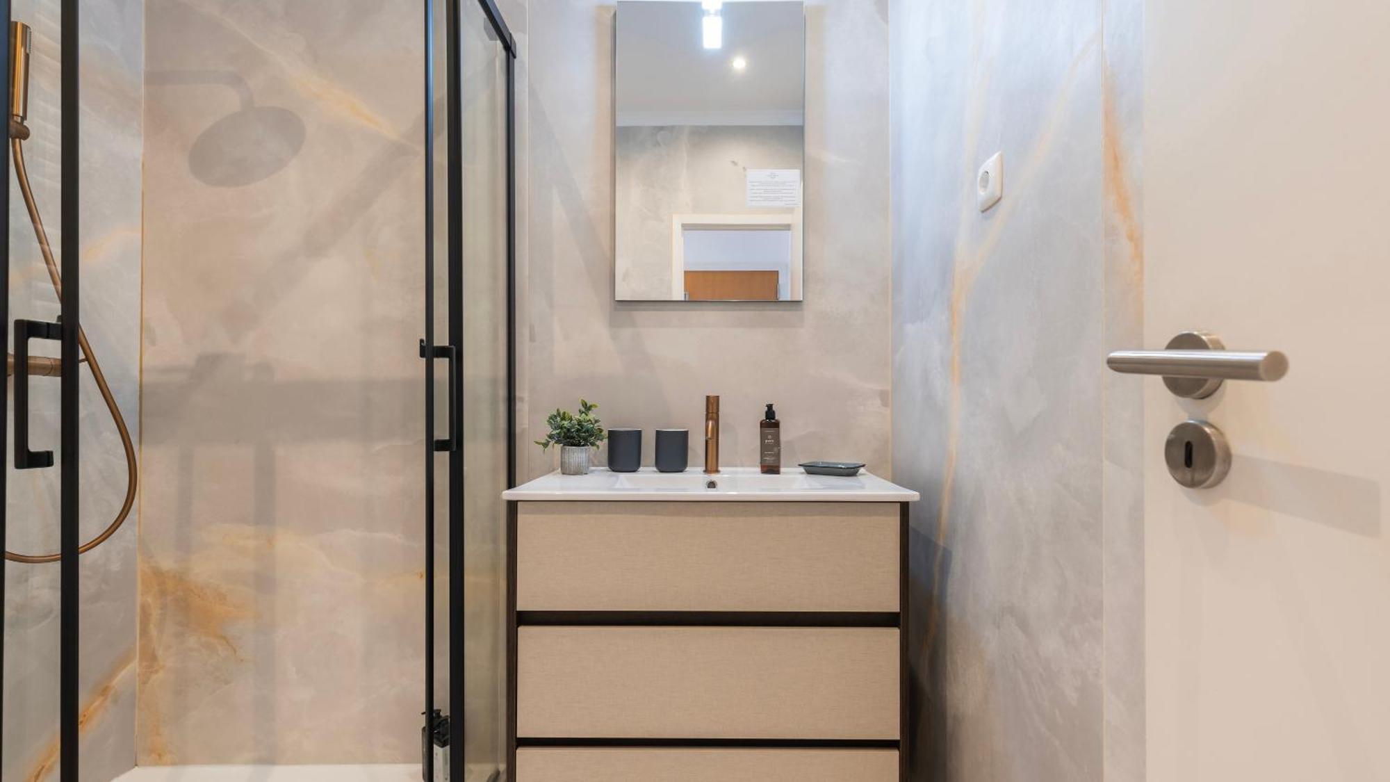 Sunny Design Apt In Praca Das Flores By Lovelystay ลิสบอน ภายนอก รูปภาพ