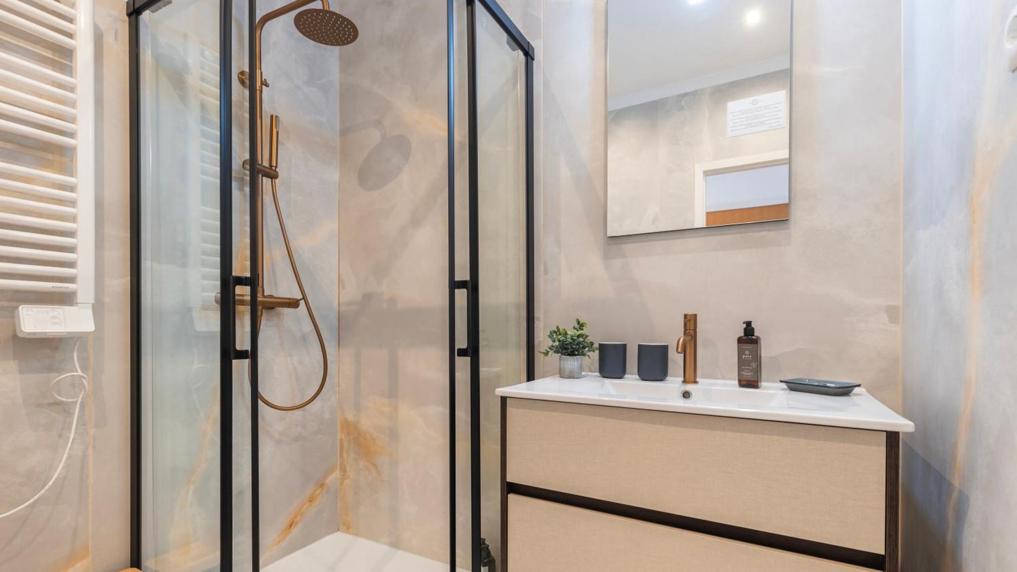 Sunny Design Apt In Praca Das Flores By Lovelystay ลิสบอน ภายนอก รูปภาพ